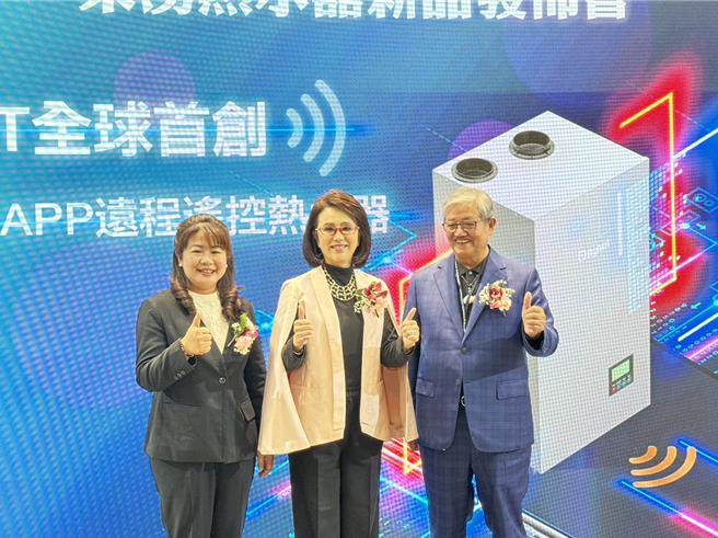 东涌董事长吴和臻（左起）、孙翠凤、关中集团总裁洪文照为品牌造势。（东涌实业提供）