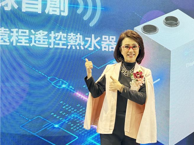 孙翠凤情义相挺拍广告，并透露会在洗澡时练唱。（东涌实业提供）