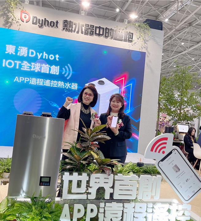 孙翠凤（左）非常认同东涌董事长吴和臻经营品牌的精神，情义相挺推荐这个世界级的产品。（东涌实业提供）