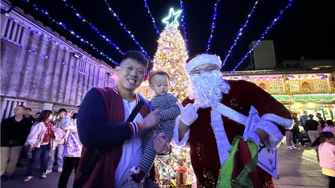 县府建设处在金城镇后浦十六艺文特区内进行圣诞场景布置，鼓励游客、乡亲踊跃参加「青年LET'S购」活动。(于家麒摄)