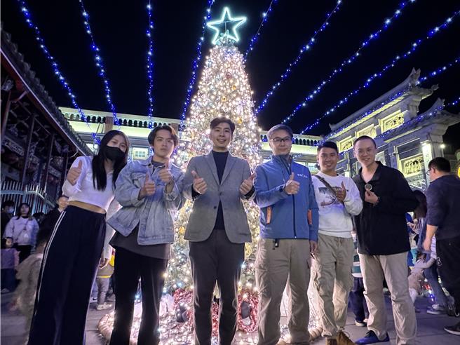 县府建设处在金城镇后浦十六艺文特区内进行圣诞场景布置，鼓励游客、乡亲踊跃参加「青年LET'S购」活动。(于家麒摄)