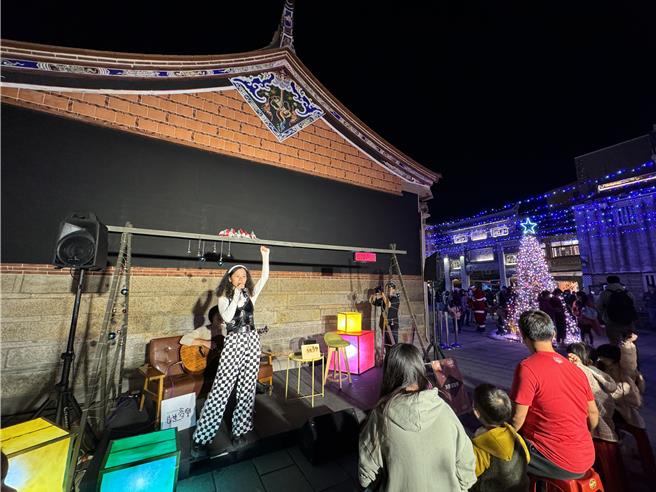 12月起每周六、日在艺文特区广场内办理「访谈节目＆音乐演出X造音LiveBroadcast」活动。(于家麒摄)