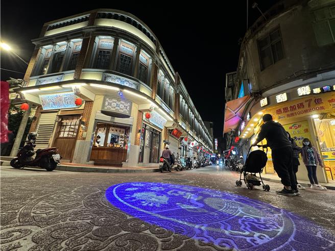 金门「青年LET'S购」青创新创圣诞购物节共号召40多家青创及新创商家加入特约，几乎整个后浦十六艺文特区商家均共襄盛举。(于家麒摄)