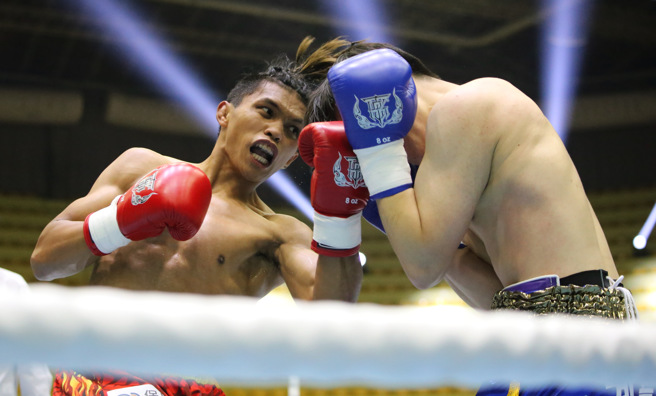 亚运银牌好手赖主恩，9日首次参加职业拳击赛，顺利击败韩国选手夺得首胜。(OPBF职业赛提供)