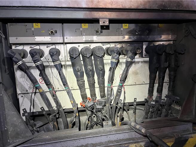 台南市9日晚间有4193户无预警停电，肇因开元路变电箱的设备肘型端头不良，造成馈线跳脱。（台电提供／曹婷婷台南传真）