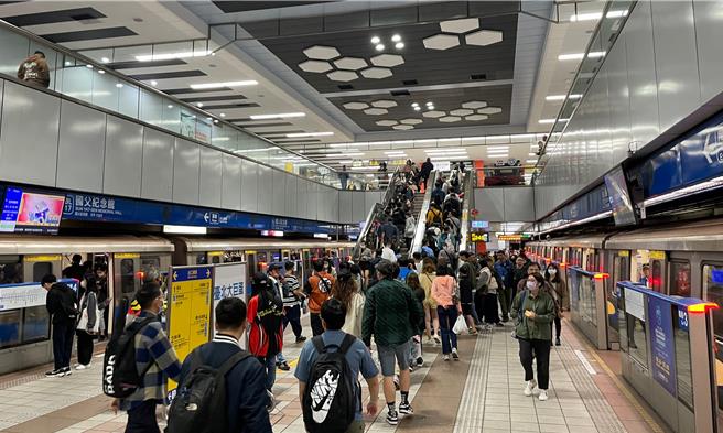 9日亞錦賽中菲大戰結束後，北捷比照跨年疏運，於國父紀念館站開設指揮中心，加派人員引導，於21時13分順利完成疏運。（丁上程攝）