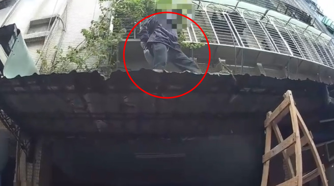 警方获报赶抵，一眼即见高男当时仍于遮雨棚上行动。（图 / 刘咏韵翻摄）