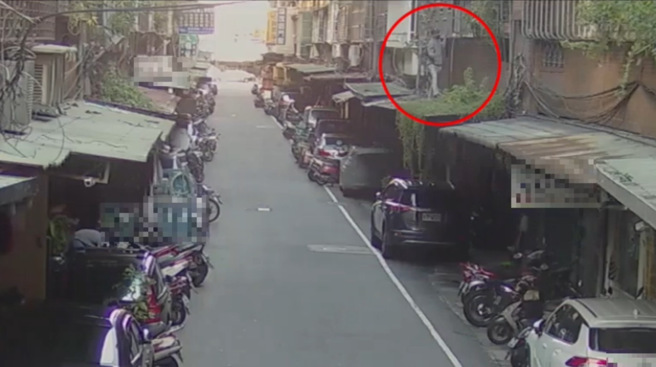 高男寻找未锁门窗。（图 / 刘咏韵翻摄）