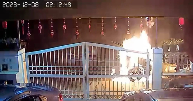 马来西亚1名华裔女子将爱车停在屋外，轿车被抛汽油弹后，瞬间燃起大火。（翻摄中国报）