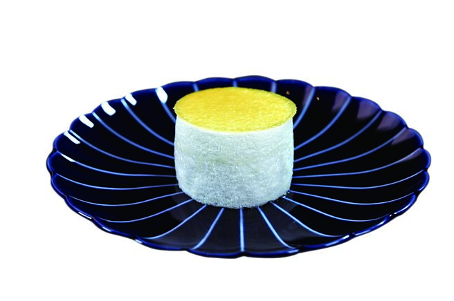 〈香草漂浮島〉是法國經典家常甜點，蛋白霜包裹著冰涼的蛋奶甜醬，上頭淋上焦糖醬或杏仁片。圖／姚舜