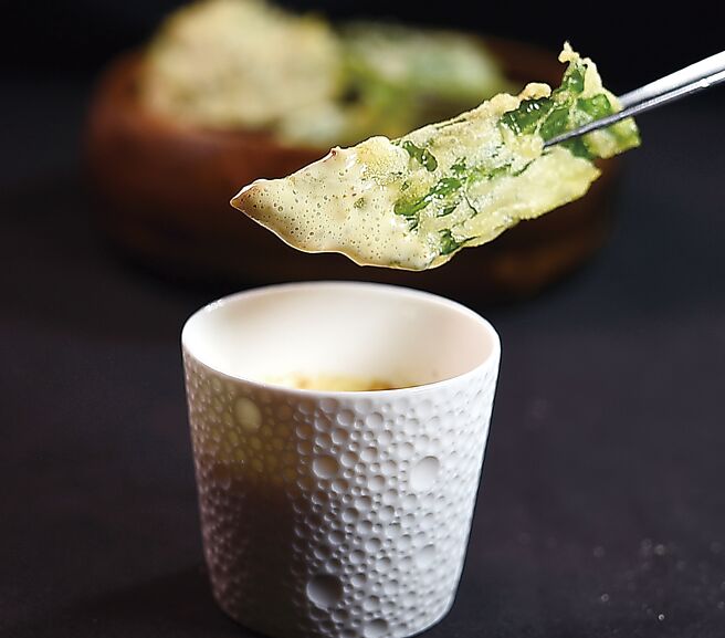 尚馮索．皮耶〈蔬菜葉天婦羅〉設計了黃芥末慕斯，客人可以沾食提味。圖／姚舜
