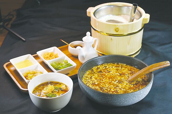 〈木须豆腐花〉的豆腐脑是以嘉义十甲农场的有机黄豆做的，羹汤是用滑菇、金针菇和木耳熬制，出菜时颇有仪式感。图／姚舜