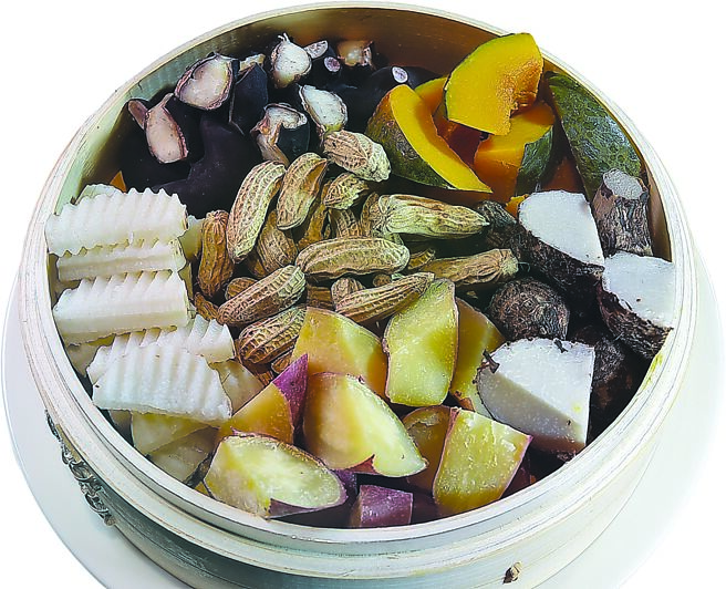 〈五谷丰收〉是将栗子地瓜、奶芋、日本花生、菱角与南瓜蒸熟。图／姚舜