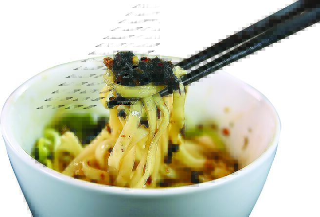 〈梅干菜拌麵〉的梅菜酱是以苗栗公馆小农自制发酵的梅乾菜，与蒜头、香菇、辣椒切碎后炒成，咸香辣中带有甘甜。图／姚舜