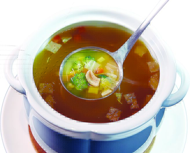 〈精力蔬菜汤〉是将红萝卜、牛蒡、玉米、高丽菜、马铃薯、水梨先蒸过，再与腰果一起煮成汤，利用腰果释出的油脂与蛋白质提味增香。图／姚舜