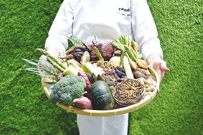 台北私厨〈中山对酌〉以「浅尝」为主题推出冬季蔬食菜单，选用了台湾在地小农生产的优质蔬果入馔。图／姚舜