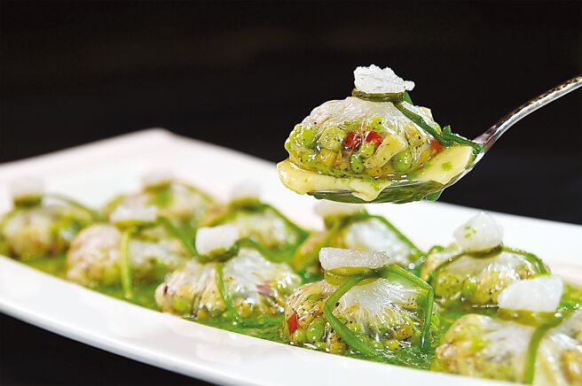 〈翡翠福袋〉底层是蒸蛋并以绿色菠菜蓉点缀，主角是生春卷皮包裹豌豆仁、洋地瓜、杏鲍菇与北菇拌炒作馅，口感层次丰富。