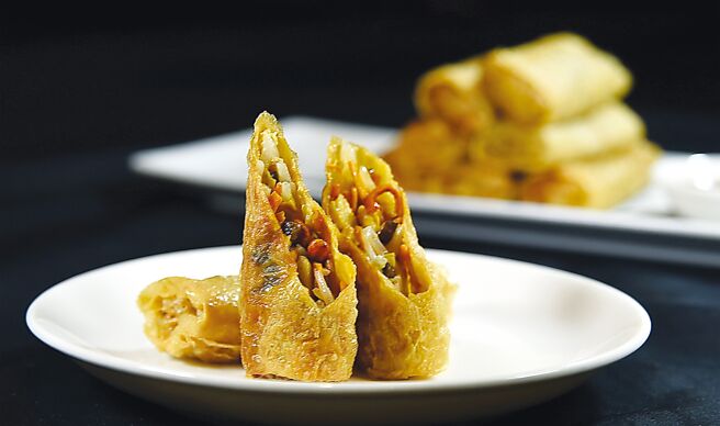 〈虫草花腐皮卷〉是以腐皮卷包裹虫草花、金针菇，以及苗栗银芽与香菇丝作馅，然后油炸。