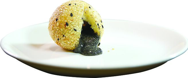 甜点〈炸芝麻球〉，切开后会「流心」。图／姚舜