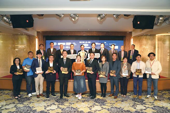 第一屆台灣優良加盟總部認證頒證典禮，行政院副院長鄭文燦為通過認證的13家連鎖加盟品牌頒發證書。圖／業者提供