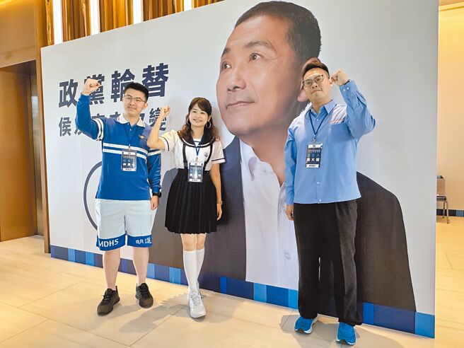 國民黨正副總統參選人侯友宜、趙少康「台灣好康」台中聯合競總8日開箱，由市議員林昊佑（左起）、黃佳恬與楊大鋐帶領參觀，3人穿上中學制服，展現年輕人勇敢、無畏精神，盼「為台灣打拚，為年輕人發聲」。（潘虹恩攝）