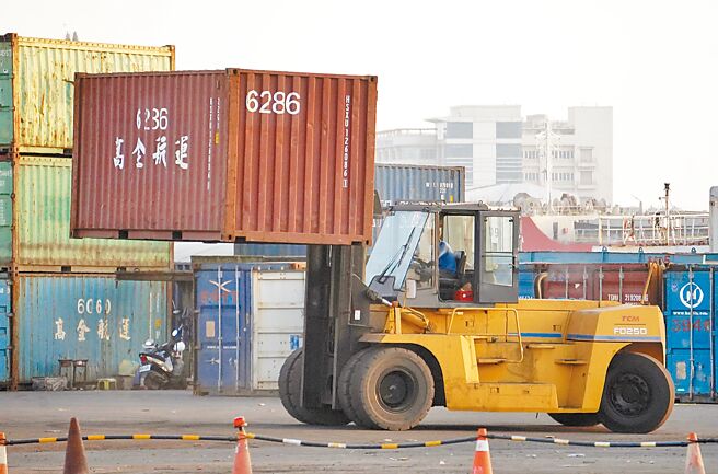 财政部8日公布11月海关进出口贸易统计，出口金额为374.7亿美元，年增率3.8％。图为高雄港区内工程车进行货柜移动作业。（中央社）
