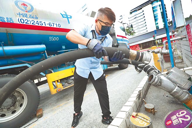 中油依据油价机制，下周汽油暂不调整，但柴油要逆势调高0.4元。（本报资料照片）