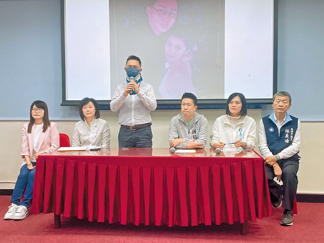 林男（左三）8日在多名藍營議員陪同下舉辦記者會，希望政府針對酒駕行為修法，訴求酒駕再犯致死以不確定故意殺人罪論處，並推動酒駕罰款收入專款專用。（洪浩軒攝）