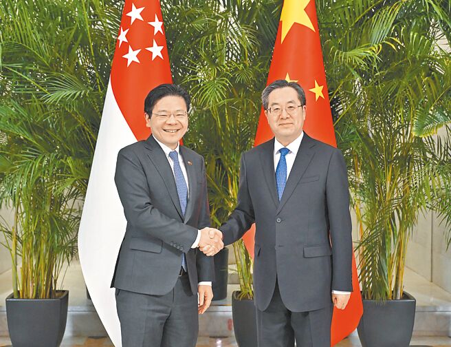 新加坡金融管理局7日宣布推动新加坡与中国间的跨境数位人民币试点，允许两国旅客可以使用数位人民币进行消费。图为7日大陆副总理丁薛祥（右）会见新加坡副总理兼财政部长黄循财（左）。（新华社）