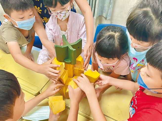 小学生透过拆解凤梨积木教具，进而认识凤梨的成熟度等相关知识。（郑蕙玲提供／林雅惠高雄传真）