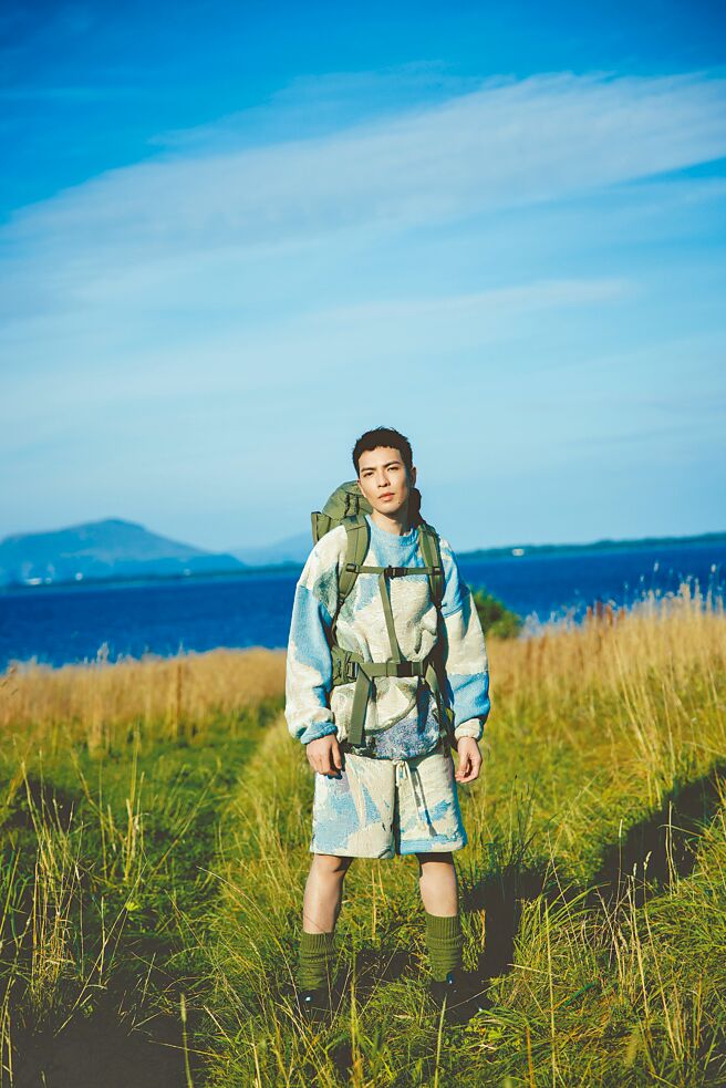 萧敬腾新曲〈无目的地找目的地〉，突发奇想的用「乒乓球」比喻人生。（华纳唱片提供）