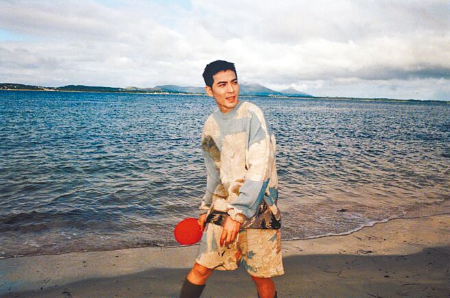 萧敬腾前往挪威拍摄〈无目的地找目的地〉MV，享受当地一望无际的美景。（华纳唱片提供）