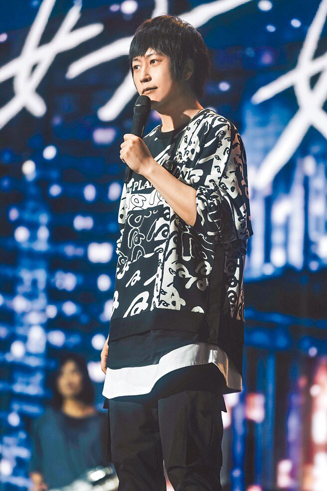 五月天8日凌晨直播在巴黎舉辦的「好好好想見到你」演唱會。（相信音樂提供）