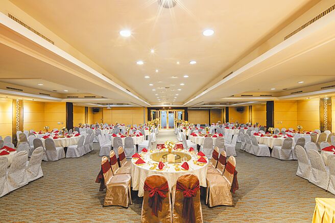 台南大饭店推出「迎龙瑞」尾牙春酒专案，分别以中式桌宴、欧式自助餐、百匯自助餐，满足民眾需求。（台南大饭店提供）饮酒过量 有害健康