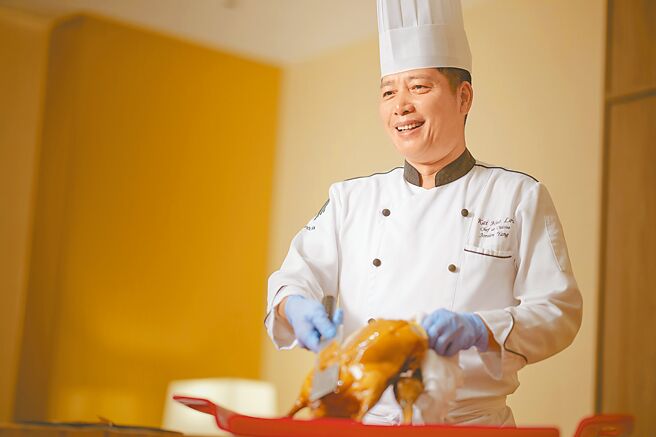 「凯华楼」中华料理餐厅提供不同价位的桌菜选择，「磐龙宴席桌菜」每桌价格1万9800元起。（JR东日本大饭店台北提供）