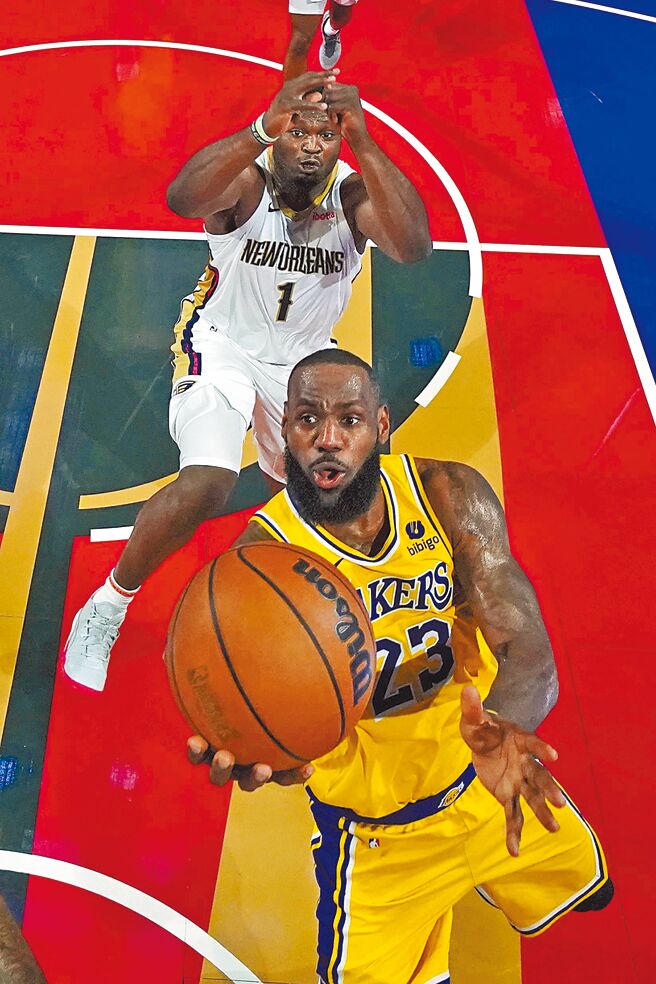 湖人「小皇帝」詹姆斯（下）甩开鹈鹕锡安威廉森上篮得分。（美联社）