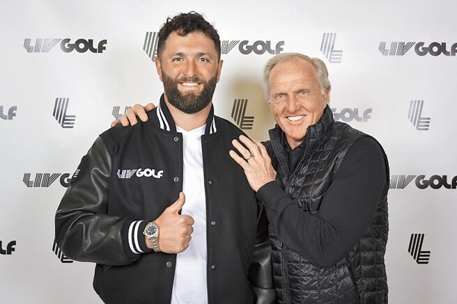 前球王拉姆（左）在CEO诺曼迎接下欢欣加入LIV。（美联社）