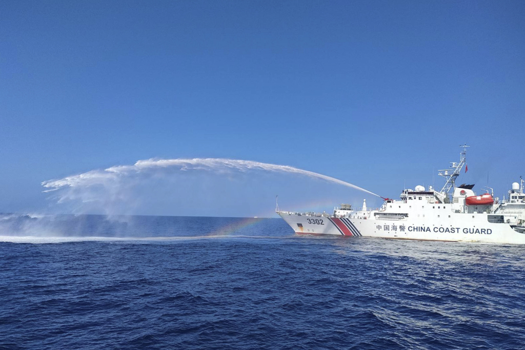 菲律賓海岸防衛隊表示，一艘菲律賓船隻今天在南海執行補給任務時被一艘中國海警船「撞擊」，還說中方發射高壓水柱，這是自10月以來在仁愛暗沙附近發生的第2起中菲船隻撞擊事件。（圖/美聯社）
