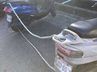 佔位新招數「一條鐵鍊＋2機車」免費留車位！網怒：再多鎖幾條