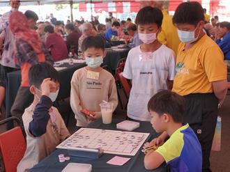 全台唯一「棋盤村」辦象棋大賽！300名棋友在納骨塔前桌上廝殺