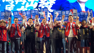 全国最震撼！花莲「决战花东快」造势破5万人   侯友宜牵傅昆萁喊花莲发大财