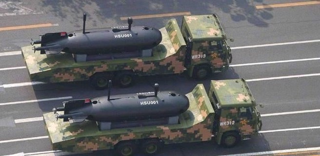 中国在2019年国庆阅兵式上展示的HSU-001大型水下无人载具。（图／撷取自网路）