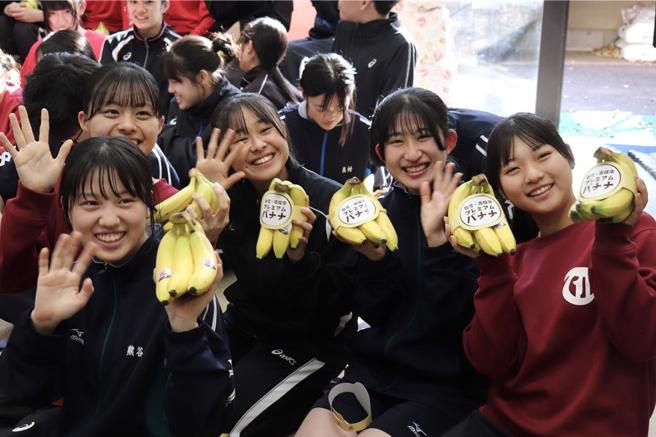 「橘色恶魔」日本京都橘高校吹奏乐部将于12月10日在高雄演出，高市府为了替日本学生加油打气，特别于8日将新鲜的旗山香蕉直送日本京都给学生们品尝。（高市府新闻局提供／洪浩轩高雄传真）