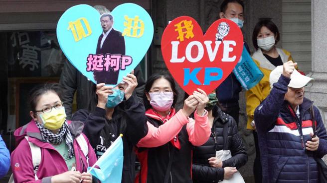 民眾党总统候选人柯文哲正式登记参选后，民调支持度持续走低，党内认为是有心人操作民调，刻意打击支持者士气。（图／报系资料照）