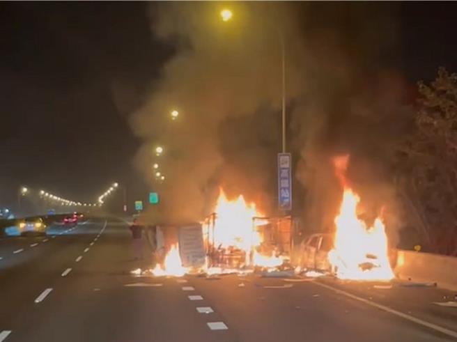 国道1号中山高速公路南下219公里彰化北斗路段，10日凌晨发生2车碰撞后引发的火烧车事故。（民眾提供／孙英哲彰化传真）