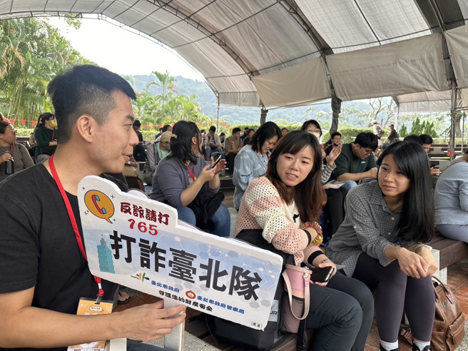 参与士林官邸菊展，打诈臺北队宣导防诈骗。（翻摄画面）