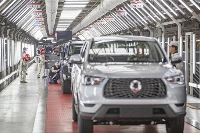 中国大陆预估到2025年电动车行业将需要120万名工人，但美媒指出，出生率急剧下降等因素让缺工情况变得更加严峻。（新华社资料照片）