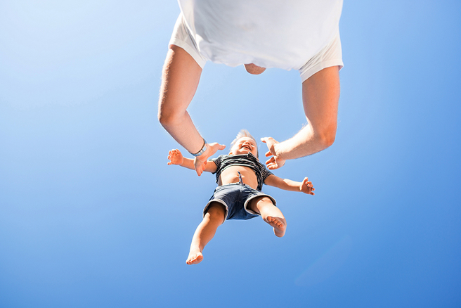 日本男子逗孩子玩「飞高高」的照片吸引超过988万人次浏览，引发不少讨论 。（示意图／达志影像）