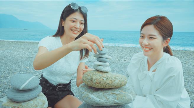 花莲县政府邀请花莲女儿、知名艺人张景岚（右），拍摄观光形象影片「洄澜，回岚」，介绍花莲自然与人文之美。（花莲县政府提供／罗亦晽花莲传真）