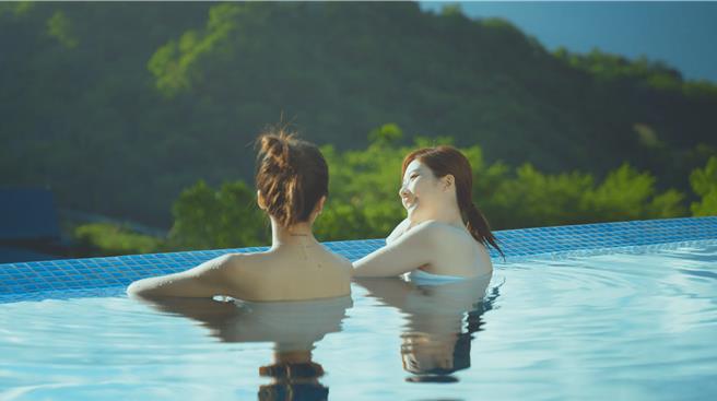 花莲县政府邀请花莲女儿、知名艺人张景岚（右），拍摄观光形象影片「洄澜，回岚」，其中一幕享受温泉好汤的画面，让不少看过影片的民眾直呼「恋爱了」。（花莲县政府提供／罗亦晽花莲传真）